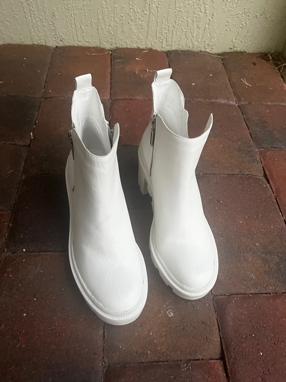 White Lug Sole Ankle Boots Women Size 9 | Chunky Platform Comb Boots
